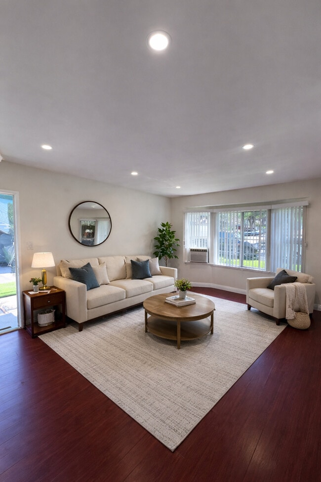 Photo - 421 E Acacia Ave