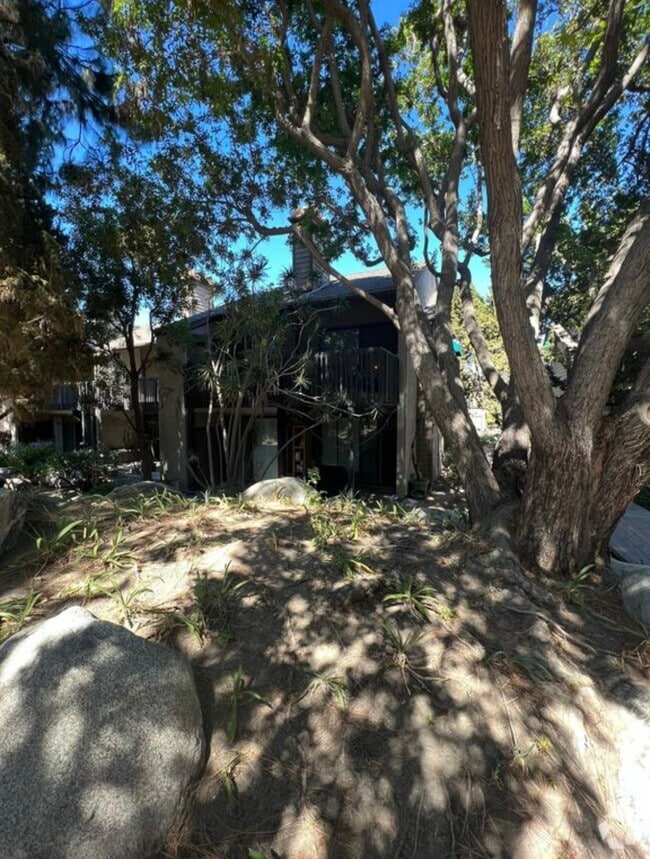 Building Photo - 2510 W MacArthur Blvd Unit P Rental