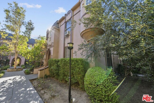 Photo - 6542 1/2 W Olympic Blvd