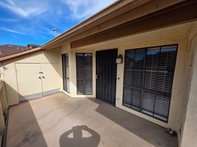 Building Photo - Beautiful Upgraded "Westside" Condo! Unit 117