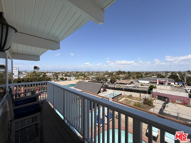 Photo - 200 Larsson St