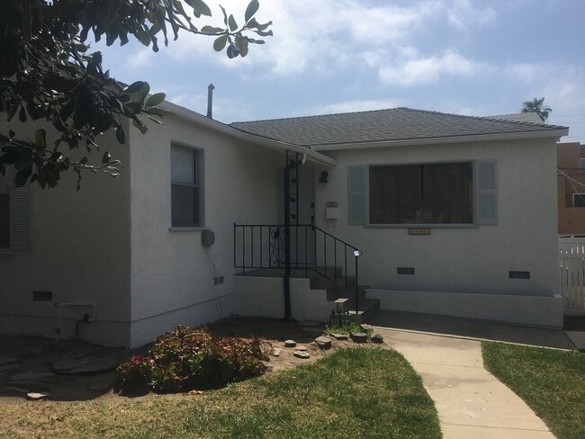 Building Photo - 1451-1451-1451-1452 Hornblend St Unit 1451 Rental