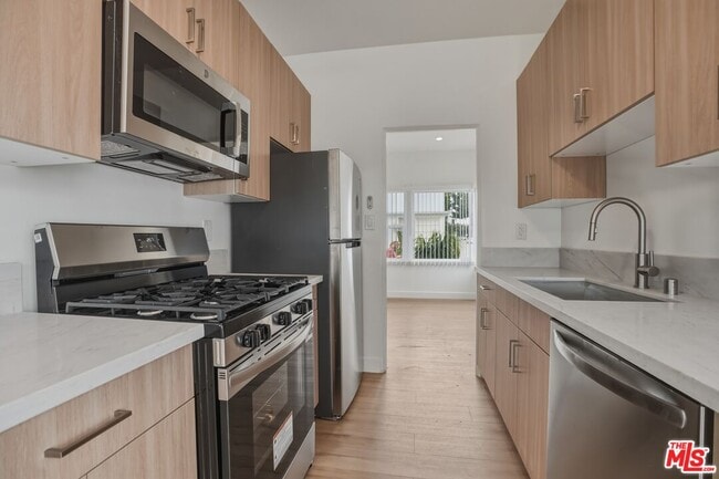 Building Photo - 2317 Ocean Park Blvd Unit A