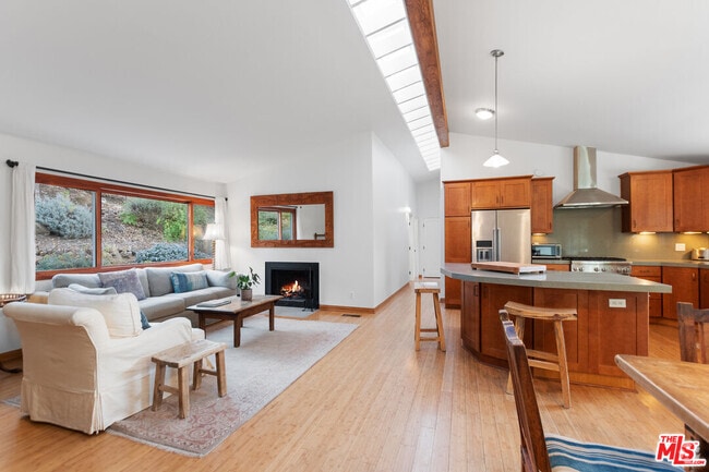 Building Photo - 21175 Colina Dr Rental