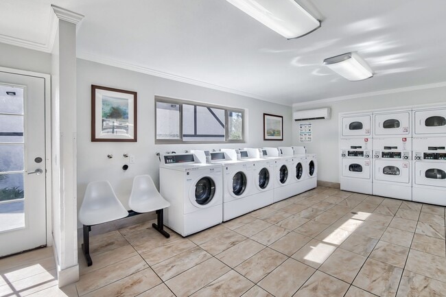 Photo - WINDSOR MANOR III