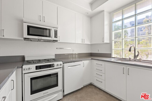 Photo - 1131 N Formosa Ave Unit 5