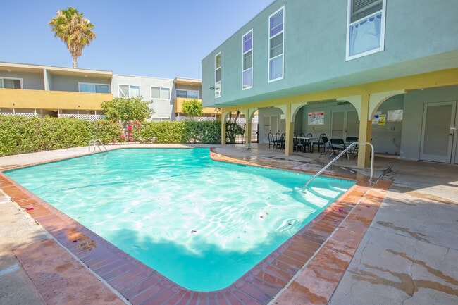 Photo - Reseda Continental Apartments