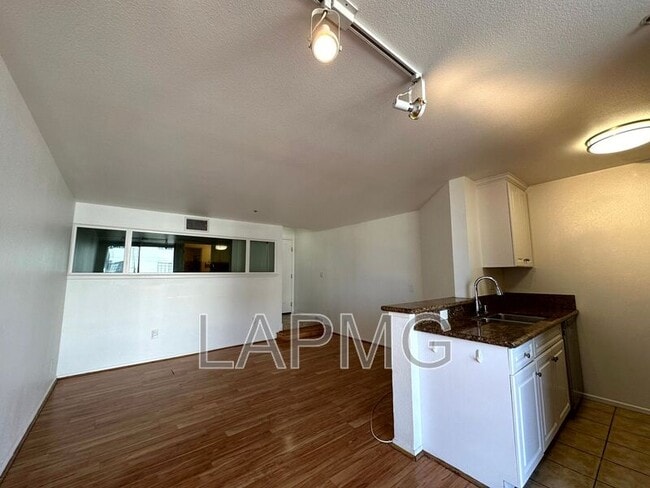 Photo - 7320 Hawthorn Ave