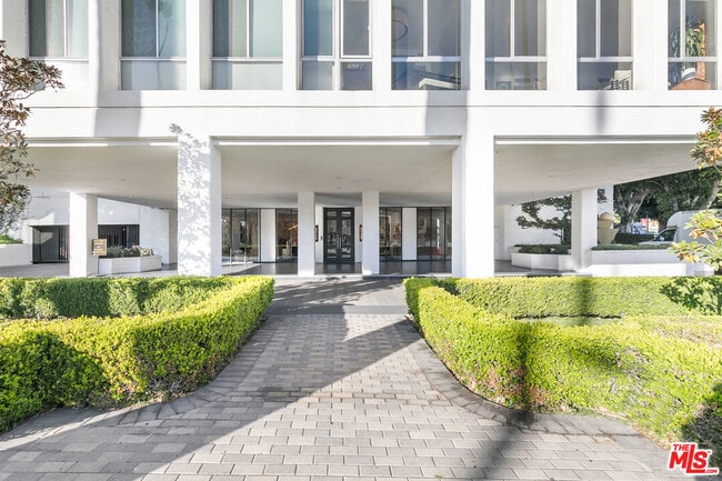 Building Photo - 7135 Hollywood Blvd Unit 504