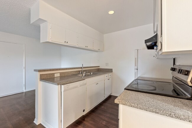 Photo - Updated 1BD/1BA Apartment in well maintained Complex in Sylmar. Unit 113