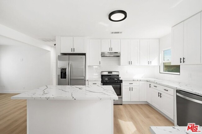 Photo - 1647 Selby Ave