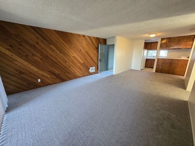 Building Photo - Discover this well-appointed 2-bedroom, 1.5-bath condo in San Diego