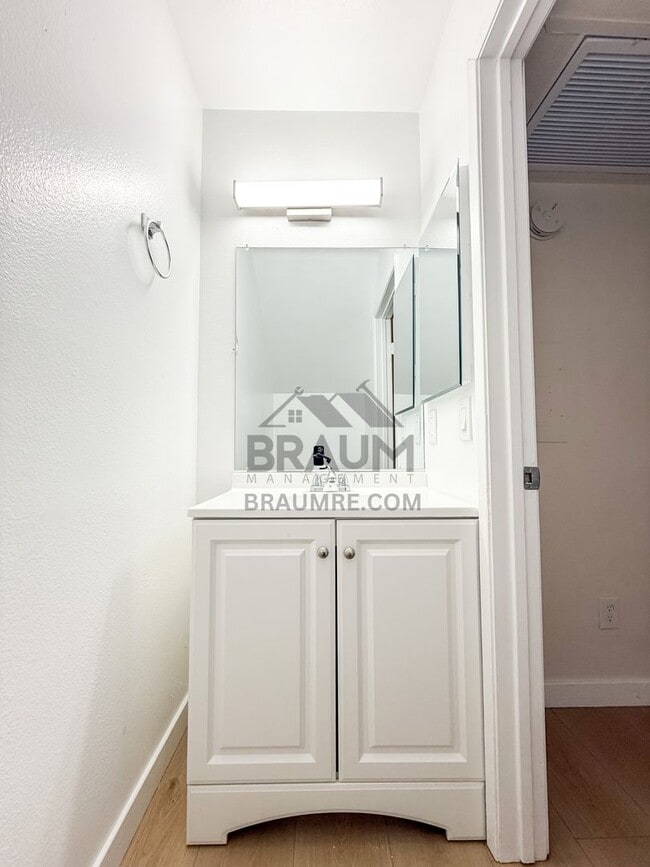 Photo - 5245 Riverton Ave Unit 205