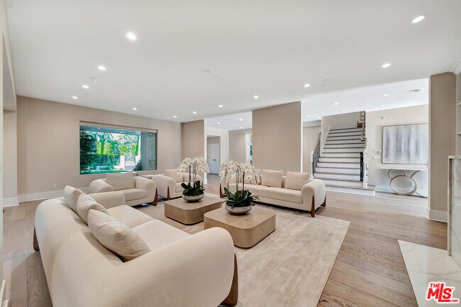 Photo - 721 N Beverly Dr