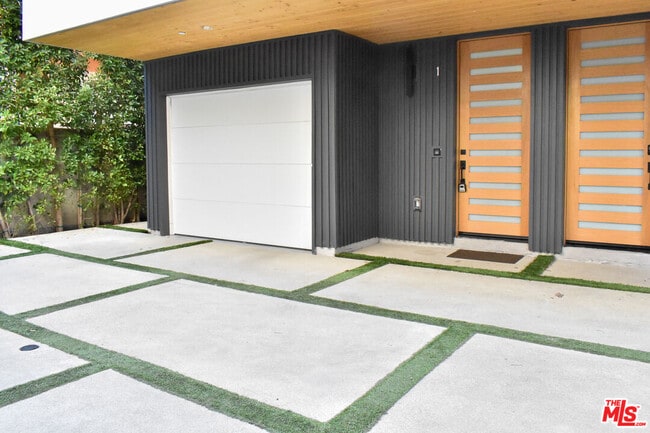 Building Photo - 4333 Dixie Canyon Ave Unit 1