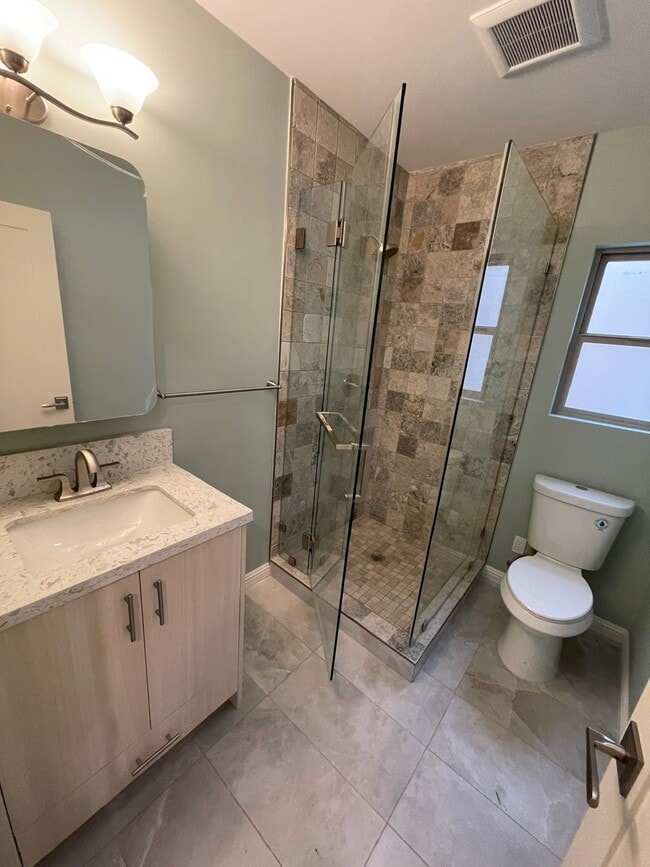 Fulll Guest Bath w Shower - 4131 Chevy Chase Dr Unit 4131