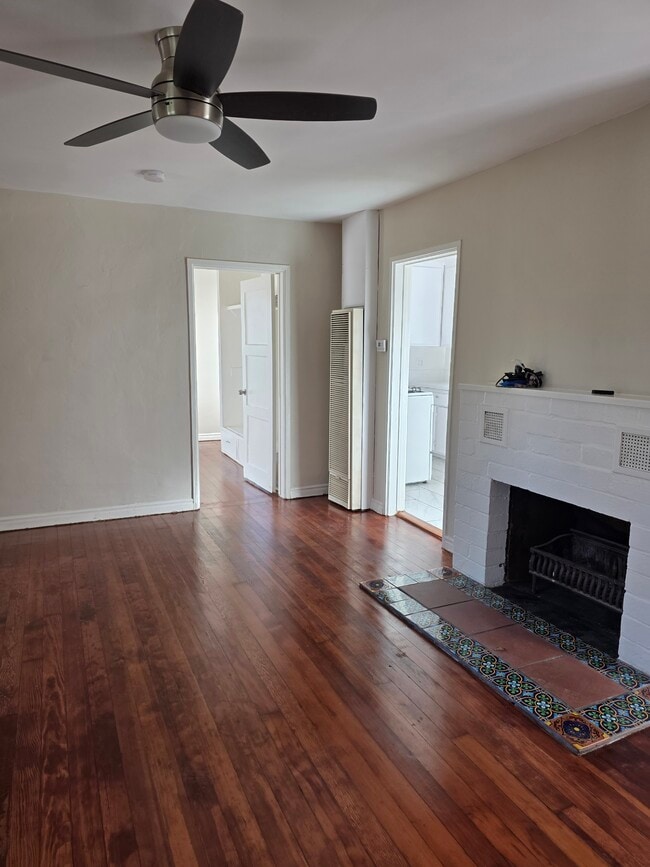 livingroom - 1443 E Maple St