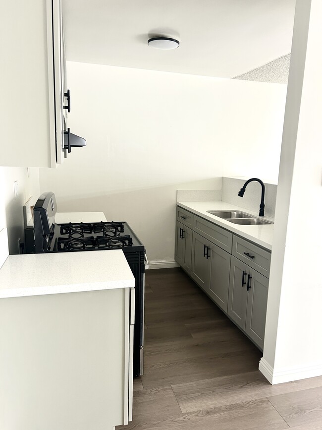 Photo - 794 N Shattuck Pl