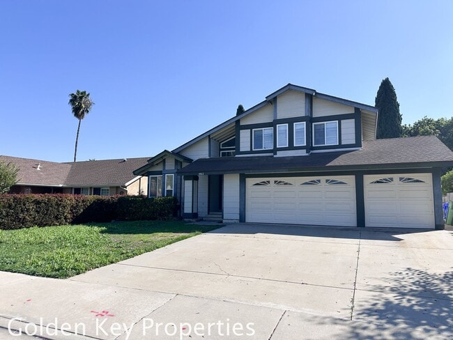 Building Photo - Spacious two-story home in North Oceanside