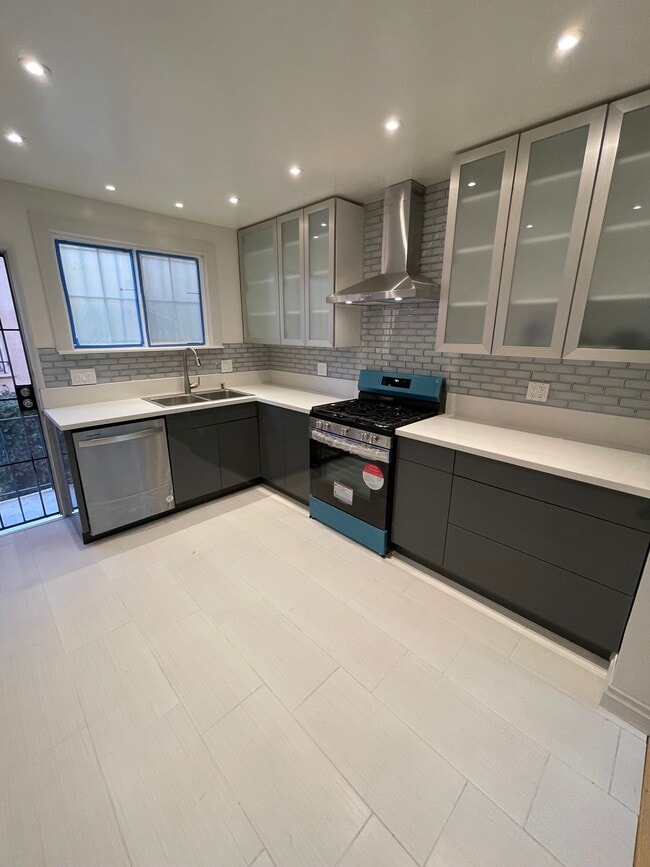 Photo - 5721 San Vicente Blvd Unit 5721