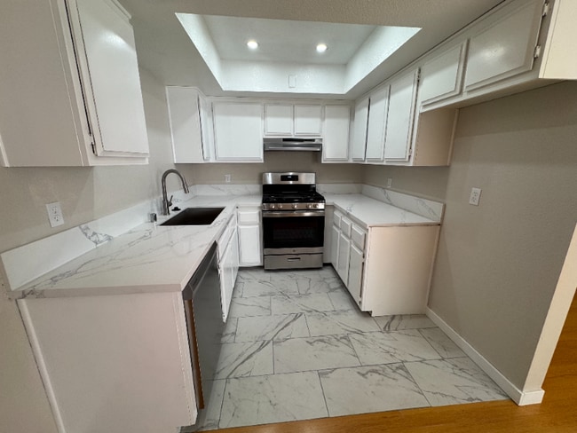 Building Photo - 544 E Tujunga Ave Rental