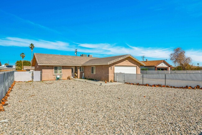 29 Palms Home with Garage - 29 Palms Home with Garage