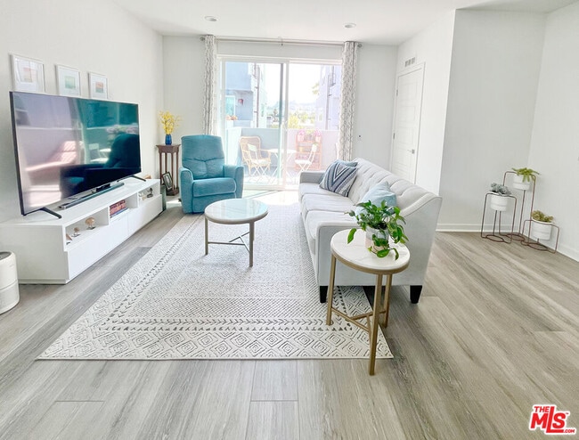 Photo - 2927 1/2 Denby Ave