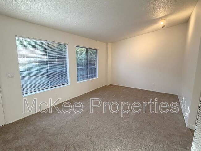 Building Photo - 3028 Juniper St Unit #4