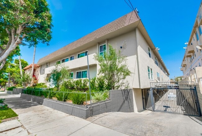 Gated parking - Premier Apartment Complex Near Hollywood P...