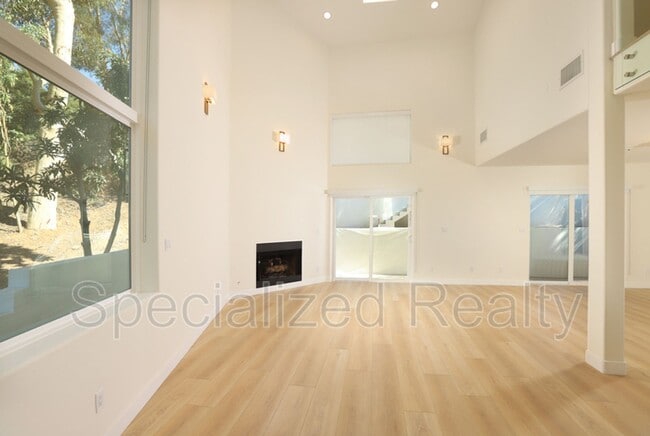 Photo - 1827 Hill Dr Unit 1827