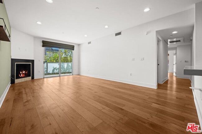 Photo - 7133 Hawthorn Ave Unit 202