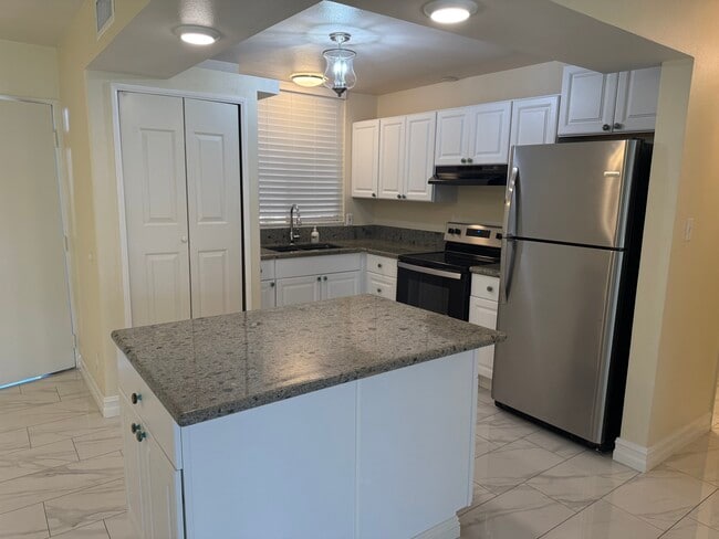 Building Photo - 6979 Palm Ct Unit J132