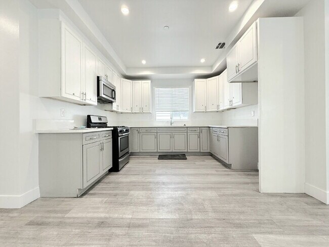 Photo - 829 E 74th St