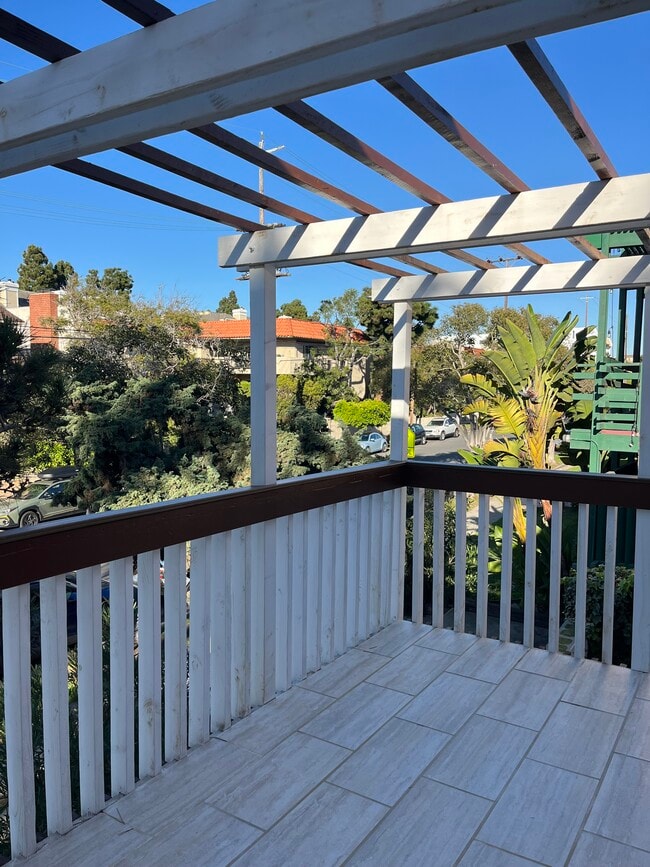 Building Photo - 8056 Redlands St Unit 2