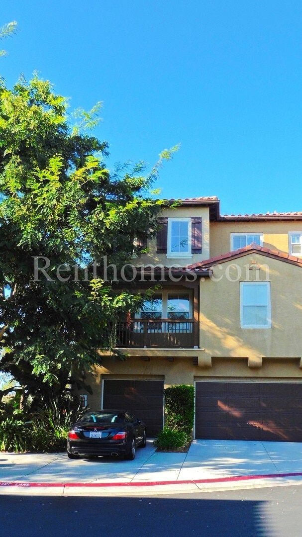 Building Photo - Torrey Highlands, 7750 Via Belfiore #4, AC, Fireplace, Garage, Community Pool and Spa!