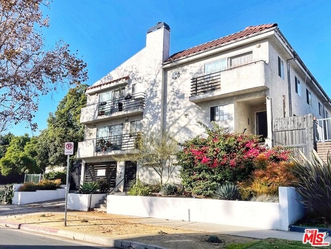 Building Photo - 7327 Willoughby Ave Unit 3