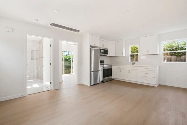 Building Photo - 1 Bedroom 1 Bath downstairs Unit 4588 Arizona St Rental