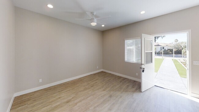 Photo - 4BD/2BA, Private Yard!