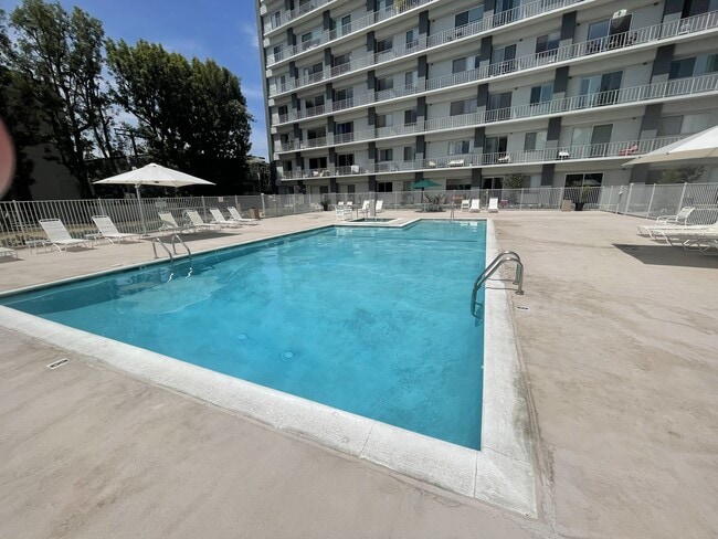 Building Photo - 100 S Doheny Dr Unit 100 South Doheny  313