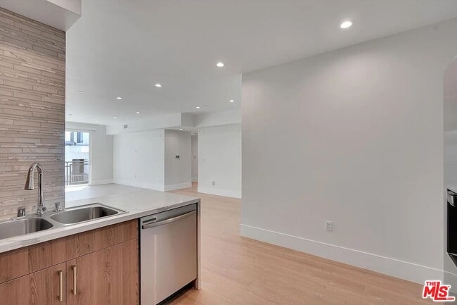 Photo - 14419 Riverside Dr Unit 301