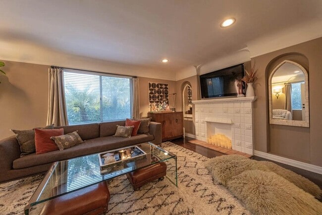 Photo - 1298 Cloverdale Ave Unit 1298