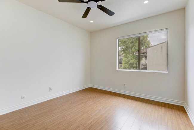 Photo - 5460 White Oak Ave Unit K301