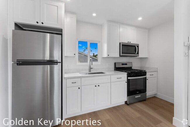 Building Photo - Welcome to our newly remodeled apartment i... Unit A