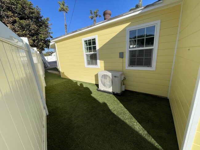 Side - 610 W Manor Dr