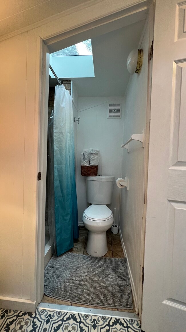 SHOWER/BATH - 880 Commonwealth Ave