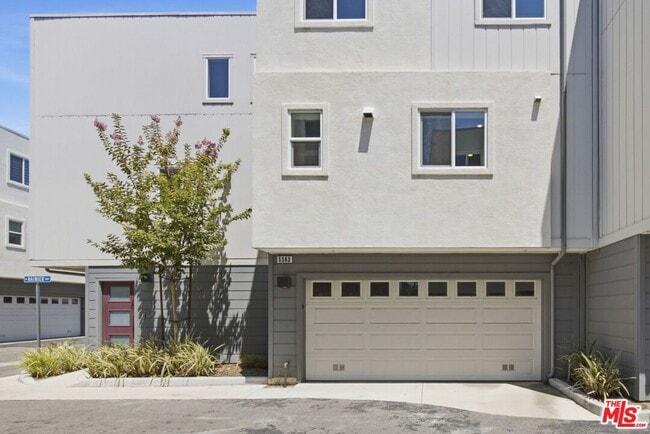 Building Photo - 5262 N Rainier Wy