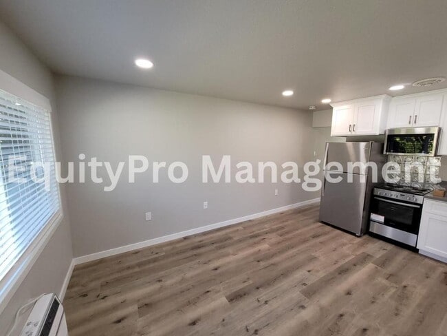 Photo - 7043 Pickering Ave