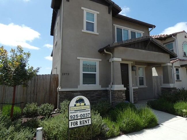 Building Photo - Fabulous Newer Home in Gated Santa Maria Community