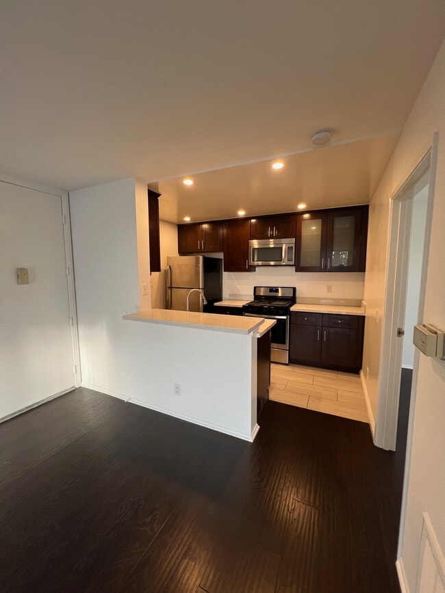 Building Photo - 3050 W 4th St Unit 202