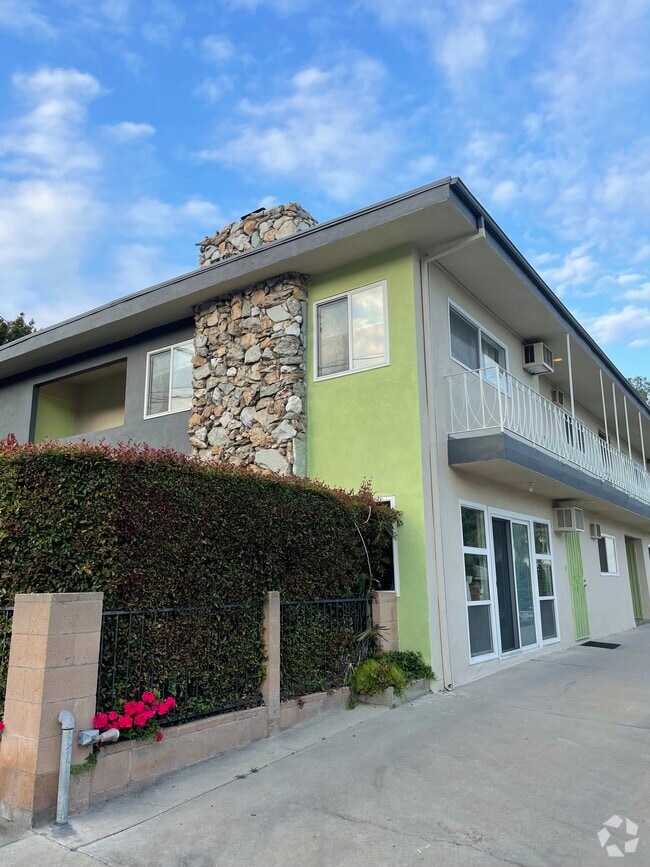 Building Photo - 2476 N Beachwood Dr Unit 4 Rental
